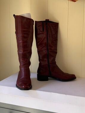 Lavorazione Artigiano lady’s leather riding boots, size 36, colour burgundy